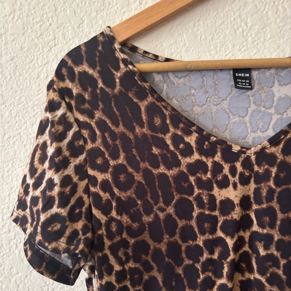 SHEIN Leopard Print Fitted Tee Brown Tan - Picture 2 of 8